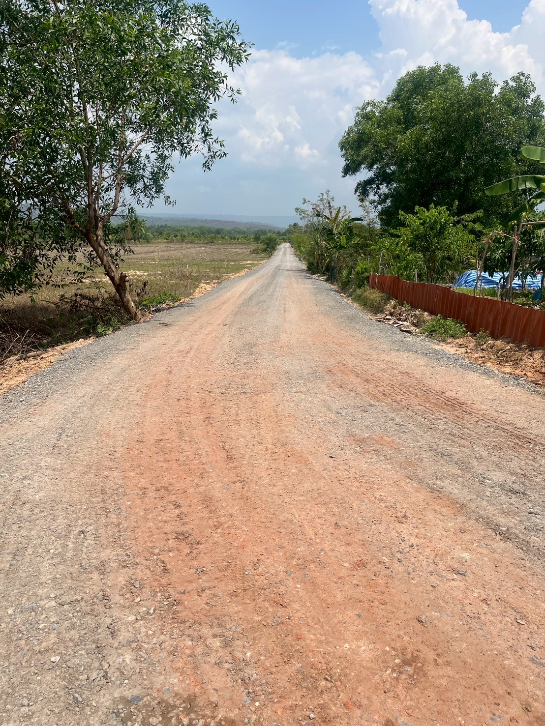 title - วันที่ 17 มีนาคม 2569 นายวิทูล ประดิษฐบุญ ปฏิรูปที่ดินจังหวัดปราจีนบุรี  มอบหมายให้ นายเชวงศักดิ์ อะปะมาตร ผู้อำนวยการกลุ่มงานช่างและแผนที่  นางรักษ์หทัยรัตน์ เมทนีกรชัย หัวหน้าฝ่ายบริหาร และเจ้าหน้าที่ ส.ป.ก.ปราจีนบุรี ลงพื้นที่ตรวจรับงานก่อสร้างถนนสายซอยในแปลงเกษตรกรรม ในเขตปฏิรูปที่ดิน ให้แก่เกษตรกรผู้ไร้ที่ดินทำกิน